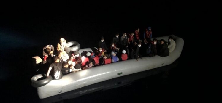 İzmir açıklarında, Türk kara sularına itilen 31 sığınmacı kurtarıldı