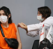 İzmir'de alışveriş merkezinde aşı yapılmaya başlandı