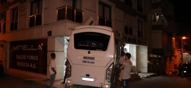 İzmir'de işçi servisi beyaz eşya mağazasına çarptı: 12 yaralı