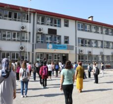 İzmir'de ortaokul ve lise öğrencileri yüz yüze eğitimin başlamasıyla okullarına döndü