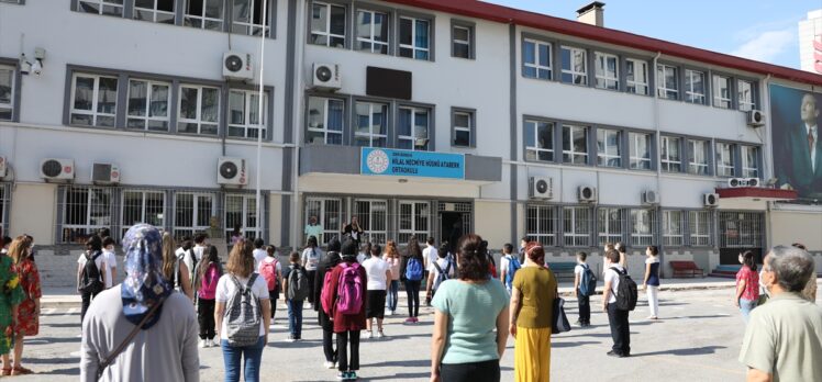 İzmir'de ortaokul ve lise öğrencileri yüz yüze eğitimin başlamasıyla okullarına döndü