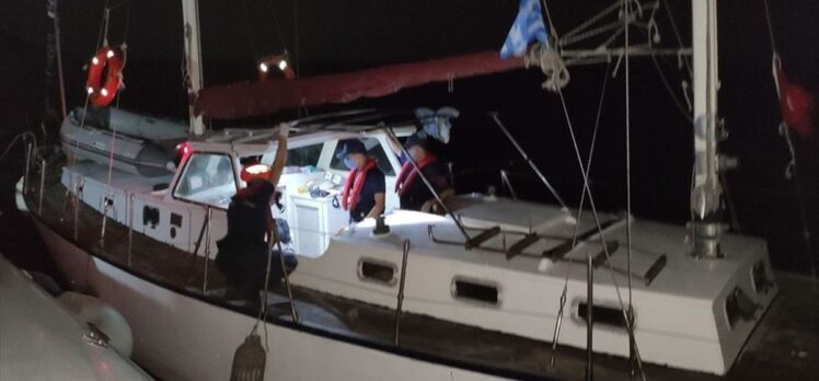 İzmir'de yelkenli tekneyle yurt dışına çıkmaya çalışan 44 sığınmacı yakalandı, 2 kişi gözaltına alındı