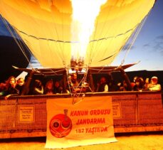 Jandarmanın 182'nci kuruluş yıl dönümü kutlama afişleri Kapadokya semalarında süzüldü