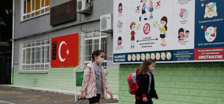 İzmir'de ilkokul öğrencileri yüz yüze eğitimin başlamasıyla okullarına kavuştu