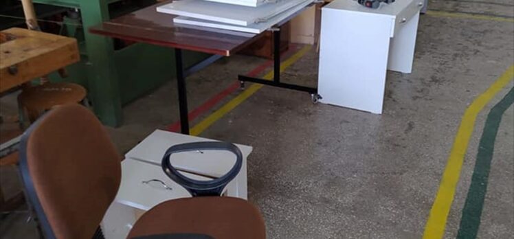 Karabük'te meslek lisesi öğrencileri ihtiyaç sahibi aileler için çalışma masası ve dolap yaptı