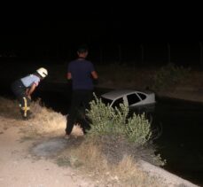 Karaman'da su kanalına düşen araçtaki 2 kişi kendi imkanlarıyla kurtuldu