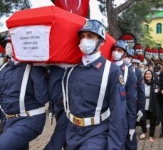 Kars'ta trafik kazasında şehit olan Jandarma Astsubay Kıdemli Başçavuş Öztürk'ün cenazesi İzmir'de defnedildi