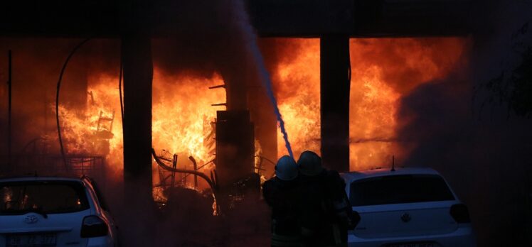 GÜNCELLEME – Kayseri'de bir apartmanın zemin katındaki dükkanda çıkan yangın söndürüldü