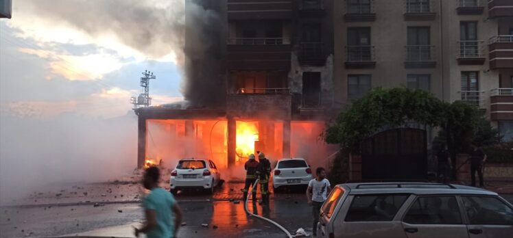 Kayseri'de bir apartmanın zemin katındaki dükkanda çıkan yangına müdahale ediliyor