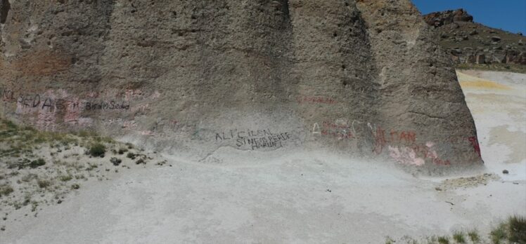 Kayseri'de peribacası benzeri doğal oluşumların üzerindeki yazılar temizlendi