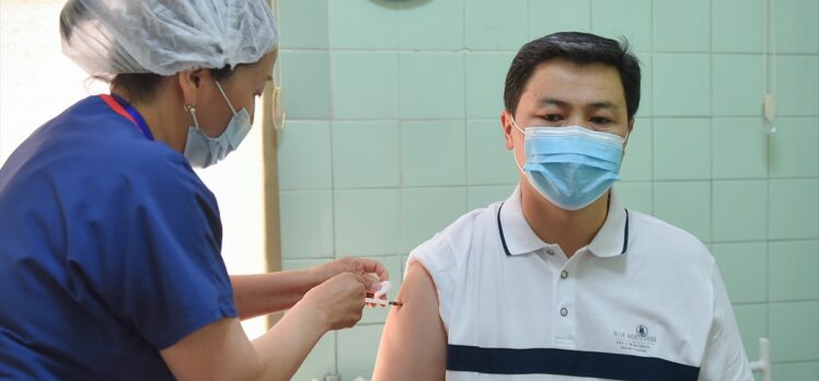 Kırgızistan Bakanlar Kurulu Başkanı Maripov kamera karşısında Kovid-19 aşısı oldu