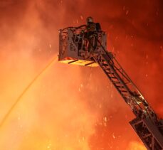 GÜNCELLEME – Küçükçekmece'de kağıt ambalaj fabrikasında çıkan yangına müdahale ediliyor