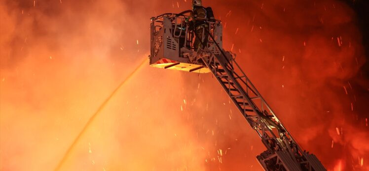 GÜNCELLEME – Küçükçekmece'de kağıt ambalaj fabrikasında çıkan yangına müdahale ediliyor