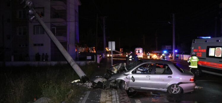 Kütahya'da otomobil elektrik direğine çarptı: 4 yaralı