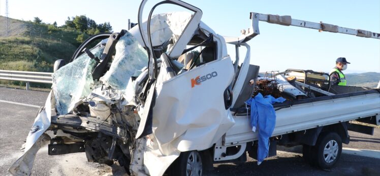 Kuzey Marmara Otoyolu'nda kamyonet tıra çarptı: 1 ölü, 1 yaralı