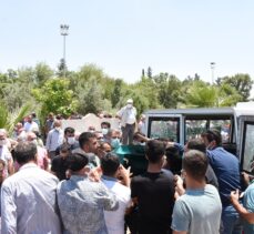 Mardin'deki trafik kazasında hayatını kaybeden Suzan öğretmen ağıtlarla toprağa verildi