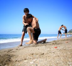 Mersin'de güreşçiler, sahilde antrenman yaparak turnuvalara hazırlanıyor