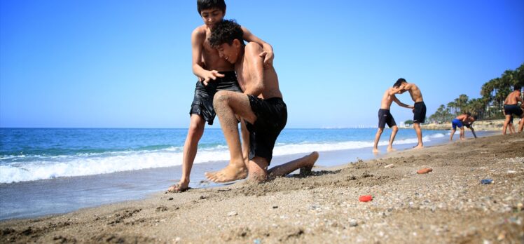 Mersin'de güreşçiler, sahilde antrenman yaparak turnuvalara hazırlanıyor