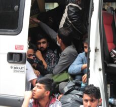 Muğla'da sürücüsü “dur” ihtarına uymayan minibüsten 34 düzensiz göçmen çıktı