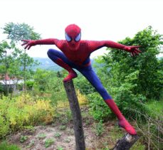 “Örümcek Adam” tatilini memleketinde geçiriyor