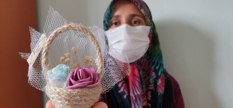Osmaniye'de evsel atıklar kadınlar tarafından el işi ürünlere dönüştürülüyor