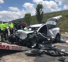 GÜNCELLEME – Sivas'ta hafif ticari araç ile otomobil çarpıştı: 9 ölü