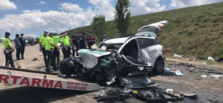 GÜNCELLEME – Sivas'ta hafif ticari araç ile otomobil çarpıştı: 9 ölü