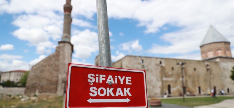 Sivas'ta tabelalarında Türkçe isim kullanan işletmelere reklam vergisinde yüzde 75 indirim uygulanacak