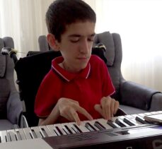 SMA hastası 17 yaşındaki Umut, hayata müzikle tutunuyor