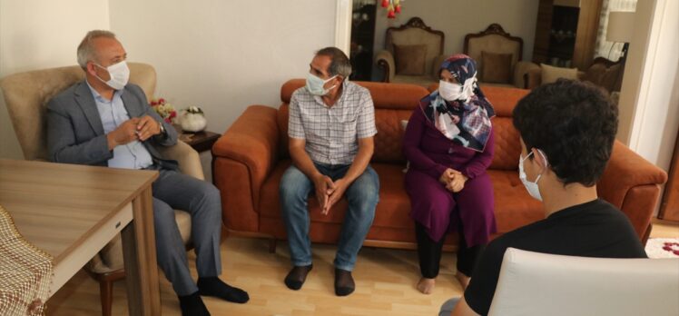 Suriyeli Muhammed, Erzincan'daki koruyucu ailenin yanında sıcak yuvada büyüyor