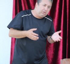 Tiyatrocu Metin Zakoğlu'nun Bodrum ilçesindeki evinin bahçesinde sahnelediği oyunlar ilgi görüyor