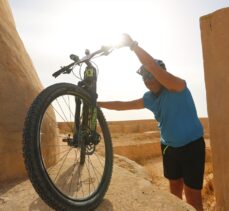 Tunuslu gençler, Cerbe Adası'ndaki tarihi yapıları görmek için kilometrelerce pedal çeviriyor