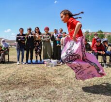Van'ın İran sınırındaki köyde öğrenciler, mezuniyet kutlamasını “Survivor” parkurunda yarışarak yaptı