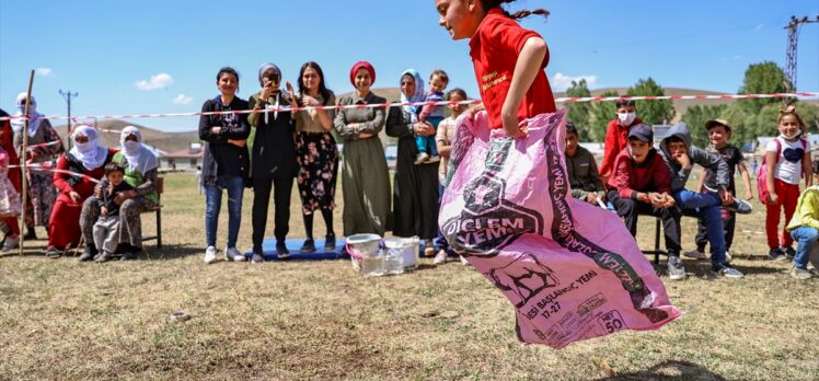Van'ın İran sınırındaki köyde öğrenciler, mezuniyet kutlamasını “Survivor” parkurunda yarışarak yaptı