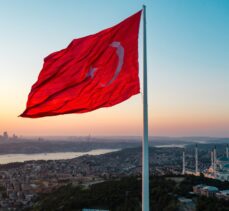 15 Temmuz darbe girişimi, istiklalin sembolü Türk bayrağıyla anlatılıyor