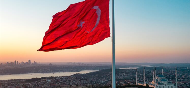 15 Temmuz darbe girişimi, istiklalin sembolü Türk bayrağıyla anlatılıyor