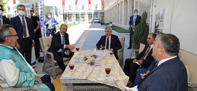 Adalet Bakanı Gül, Ankara Yıldırım Beyazıt Üniversitesinde Çubuk Belediyesinin standını ziyaret etti