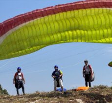 Adana Havacılık ve Adrenalin Sporları Kulübü Bingöl semalarını paraşütlerle renklendirdi