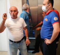 Adana'da asansörde mahsur kalan su dağıtıcısını itfaiye kurtardı