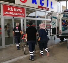 Adana'da lastiği patlayan otomobil devrildi: 4 yaralı