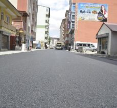 Ağrı Belediyesi ürettiği asfaltla kentin yollarını asfaltlıyor