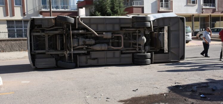 Aksaray'da minibüsle otomobil çarpıştı: 5 yaralı