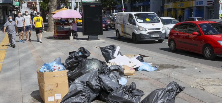 Ankara'nın Çankaya ilçesinde toplu iş sözleşmesini protesto eden işçiler çöpleri toplamadı