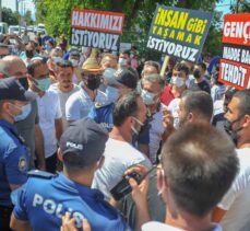 Antalya'da imar planları iptal edilen mahallenin sakinleri, yolu ulaşıma kapatarak eylem yaptı
