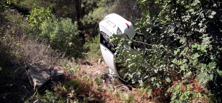 Antalya'da şarampole yuvarlanan otomobildeki 4 Rus turist yaralandı