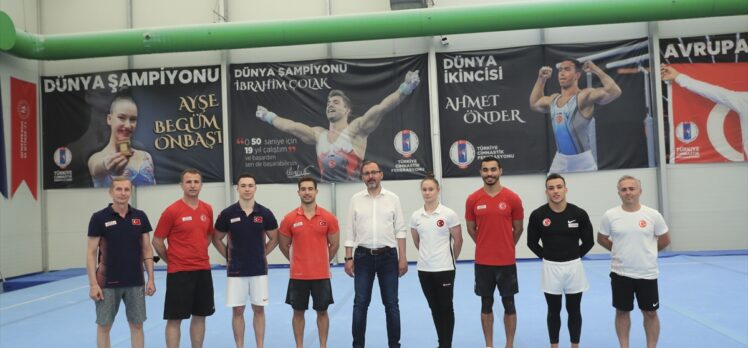Bakan Kasapoğlu, Tokyo Olimpiyat Oyunları'na hazırlanan sporcuları İzmir'de ziyaret etti