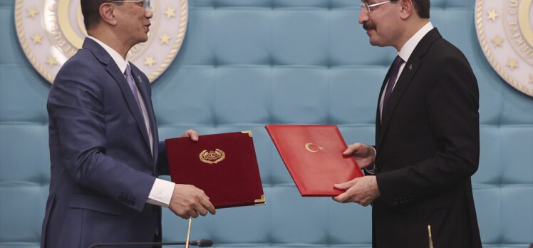Bakan Muş, Malezya Uluslararası Ticaret ve Sanayi Bakanı Ali ile görüştü