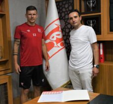 Balıkesirspor, Oğuzhan Çapar ve forvet Roman Bezjak ile sözleşme imzaladı