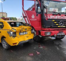 Başakşehir'de itfaiye aracıyla taksi çarpıştı: 2 yaralı