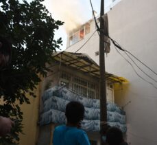 Beyoğlu'nda bir apartmanın üst katındaki dairede çıkan yangın söndürüldü
